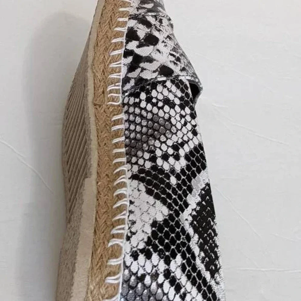 Secrets Shoes Women's Black White Snake Print Slip On Espadrille Flats  9 NEW